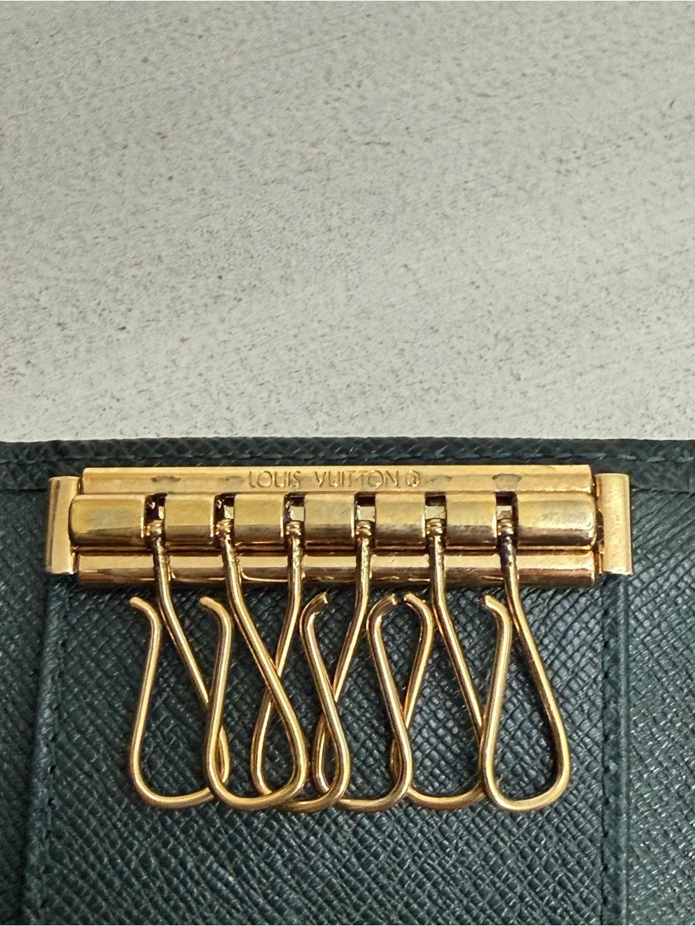 LOUIS VUITTON Taiga Leather 6 Key Holder